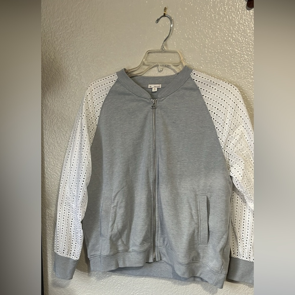 Sporty GAP full zipper jacket with pockets. Gray white trendy
